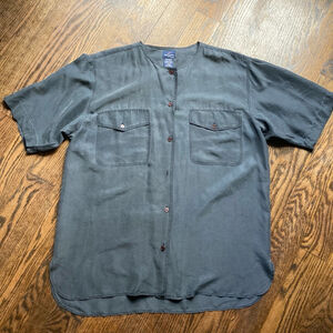 ❤️ 2 for $10 ❤️
Women's Daniel Hechter Gray Silk Blouse S/P